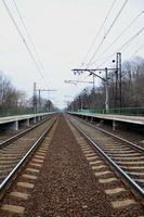 een spoorweg station met platformen voor aan het wachten voor treinen foto