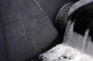 een afbeelding van de vloeiende water. de dam is ontworpen naar reguleren de water niveau in rivieren binnen de stad en naar voorzien technisch water naar industrieel voorwerpen foto