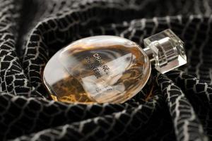 ternopil, Oekraïne - september 2, 2022 chanel kans wereldwijd beroemd Frans parfum fles Aan monochroom plaid foto