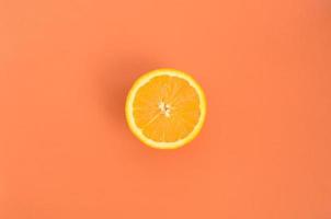 top visie van een een oranje fruit plak Aan helder achtergrond in oranje kleur. een verzadigd citrus structuur beeld foto