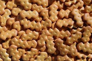 patroon van een veel geel gezouten crackers foto