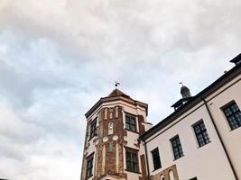 torens en torenspitsen van een hoog middeleeuws steen oud oude mooi kasteel tegen een blauw lucht foto