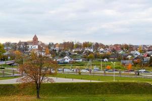 mooi herfst landschap van Europese dorp met kerken, huizen, bomen foto