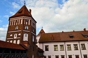 hoog torens en torens, de dak van een oud, oude middeleeuws barok kasteel, een Renaissance, gotisch in de centrum van Europa tegen een blauw lucht foto