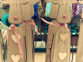 weinig mooi Kerstmis speelgoed- decoratief houten schattig feestelijk nieuw jaar hert met rood neuzen. de achtergrond foto