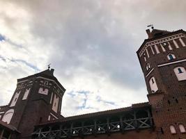 torens en torenspitsen van een hoog middeleeuws steen oud oude mooi kasteel tegen een blauw lucht foto