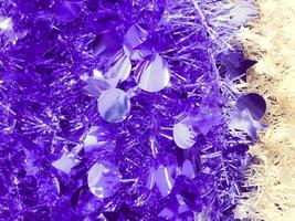 feestelijk blauw Purper mooi Kerstmis plastic slinger sprankelend voor de nieuw jaar, kerstboom klatergoud, feestelijk ingericht. textuur. achtergrond foto