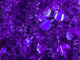 feestelijk blauw Purper mooi Kerstmis plastic slinger sprankelend voor de nieuw jaar, kerstboom klatergoud, feestelijk ingericht. textuur. achtergrond foto