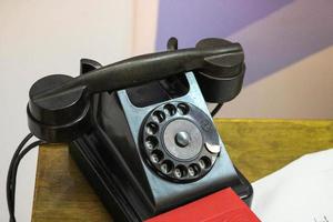 oud retro wijnoogst antiek hipster schijf zwart vaste telefoon telefoon met draad van jaren 70, jaren 80, 90s foto