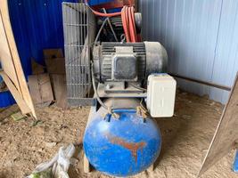 groot ijzer industrieel portable compressor met elektrisch motor in de fabriek foto