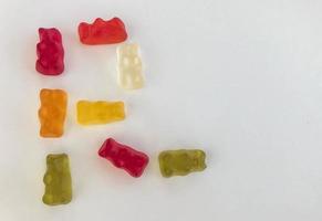 de brief r gemaakt van mooi zoet heerlijk veelkleurig taai sappig fruit kleverig snoepjes van bears Aan een wit achtergrond. zoet alfabet foto
