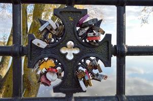 een veel van schuur sloten hangen hitched naar de brug traliewerk. bruiloft traditie naar hangen sloten Aan bruggen voor eeuwig liefde foto