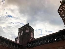 torens en torenspitsen van een hoog middeleeuws steen oud oude mooi kasteel tegen een blauw lucht foto