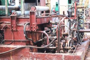 metaal industrieel krachtig uitrusting van de productie afdeling Bij de machine bouwen olie verfijnen, petrochemisch, chemisch fabriek met slangen machines met slangen en flenzen foto