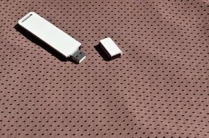 een modern portable USB Wifi adapter is geplaatst Aan de bruin sportkleding gemaakt van polyester nylon- vezel foto