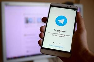 Charkov, Oekraïne - april 30, 2018 een mobiel telefoon met de telegram app scherm in hand- foto