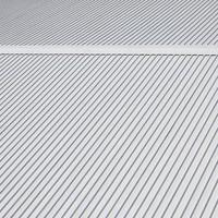 metaal grijs dak met ritmisch parallel Verlichting routebeschrijving foto