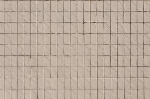 oud Sovjet beige muur tegels. de structuur van de klassiek buitenste tegel, welke was herbevestigd door gebouwen gedurende de keer van de Sovjet unie foto