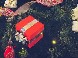 feestelijk veelkleurig mooi glimmend luxe ballen, speelgoed, geschenk dozen, decoraties Aan de Kerstmis groen boom met naalden en takken voor de nieuw jaar. achtergrond, structuur foto