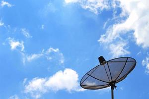 schotelantenne op de achtergrond van wolken en lucht foto