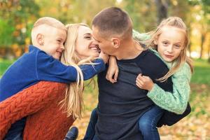 portret van jong familie in herfst park foto