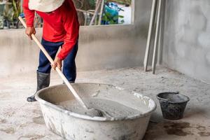 bouw arbeiders zijn menging cement foto