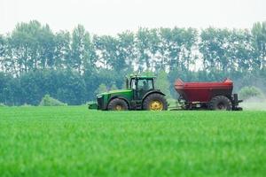 trekker in het veld foto