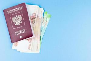 buitenlands paspoort met geld foto