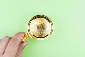 bitcoin onder de vergroten glas foto