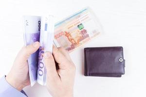 handtas met geld in handen foto