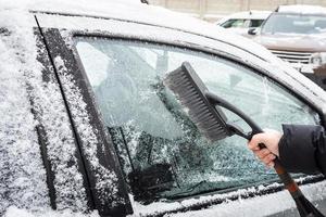 schoonmaak de auto van sneeuw foto