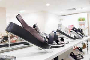 vrouwen schoenen in een winkel foto