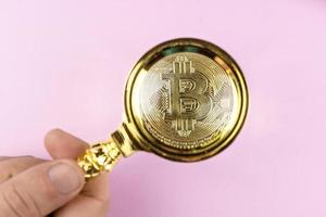 bitcoin onder de vergroten glas foto