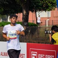 nieuw Delhi, Indië - oktober 16 2022 - vedanta Delhi voor de helft marathon ras na covid in welke marathon deelnemers over naar kruis de af hebben lijn, Delhi voor de helft marathon 2022 foto