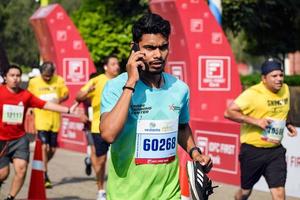 nieuw Delhi, Indië - oktober 16 2022 - vedanta Delhi voor de helft marathon ras na covid in welke marathon deelnemers over naar kruis de af hebben lijn, Delhi voor de helft marathon 2022 foto