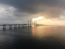 zonsopkomst uur over- ochtend- laag wolk Bij penang tweede brug foto