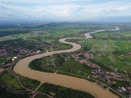 antenne visie kromme sungai muda kruis rijstveld veld- foto