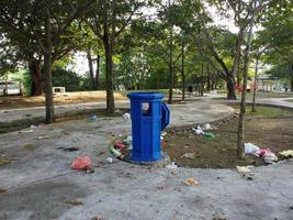 blauw vuilnisbak Bij de park foto