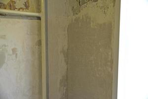 de grijs muur is gepleisterd met vers cement mengsel in de huis. werk Aan repareren de muur in de huis met een gebouw mengen. foto