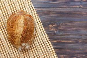 vers brood Aan houten tafel. top visie met ruimte voor uw tekst foto