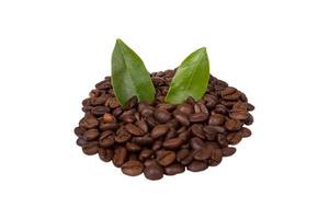 geroosterd koffie bonen en bladeren geïsoleerd foto