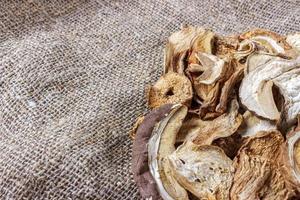 droog paddestoel Aan zak. top visie droog porcini champignons foto