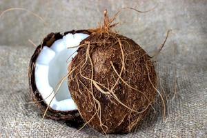 kokosnoot besnoeiing in stukken Aan jute foto