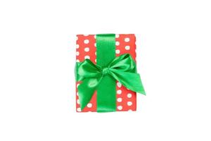Kerstmis of andere vakantie handgemaakt Cadeau in rood papier met groen lintje. geïsoleerd Aan wit achtergrond, top visie. dankzegging geschenk doos concept foto