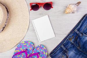 rietje strand vrouw hoed zon bril top visie zeeschelp shorts omdraaien flops met ruimte voor tekst. foto