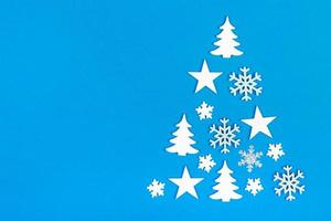 Kerstmis boom gemaakt van Kerstmis decoraties Aan blauw achtergrond met leeg kopiëren ruimte voor tekst. vakantie en viering creatief concept. nieuw jaar en Kerstmis ansichtkaart of uitnodiging. top visie foto