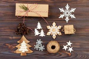 Kerstmis samenstelling. geschenk, Kerstmis decoratie, sneeuwvlok, pijnboom kegels. vlak leggen top visie foto