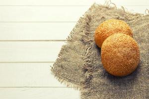 smakelijk eigengemaakt broodjes met knoflook. heet vers gebakken van oven broodjes. top visie. kopiëren ruimte foto