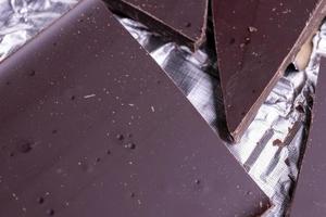 een gebroken chocola bar in een papier en folie pakket foto