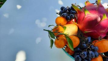 top hoek, tropisch fruit druiven, sinaasappelen, draak fruit, peren en appels Aan een wit achtergrond 02 foto